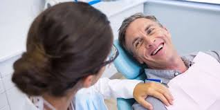 Profissional conversando com paciente em consultório